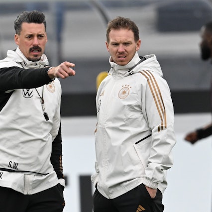 Bundestrainer Julian Nagelsmann (r) und Co-Trainer Sandro Wagner stehen beim Training der Nationalmannschaft auf dem DFB-Campus zusammen.