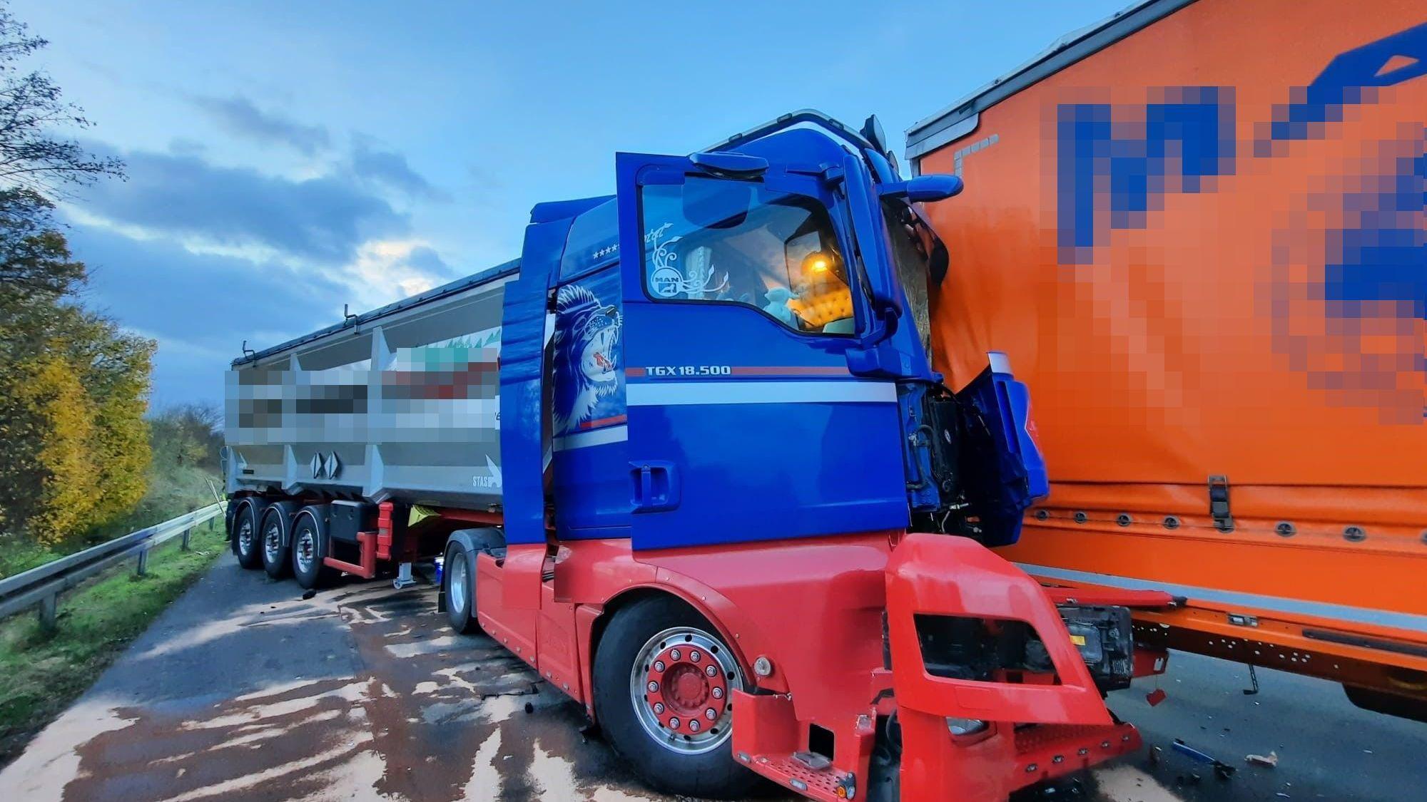 Ein schwer beschädigter Lkw.