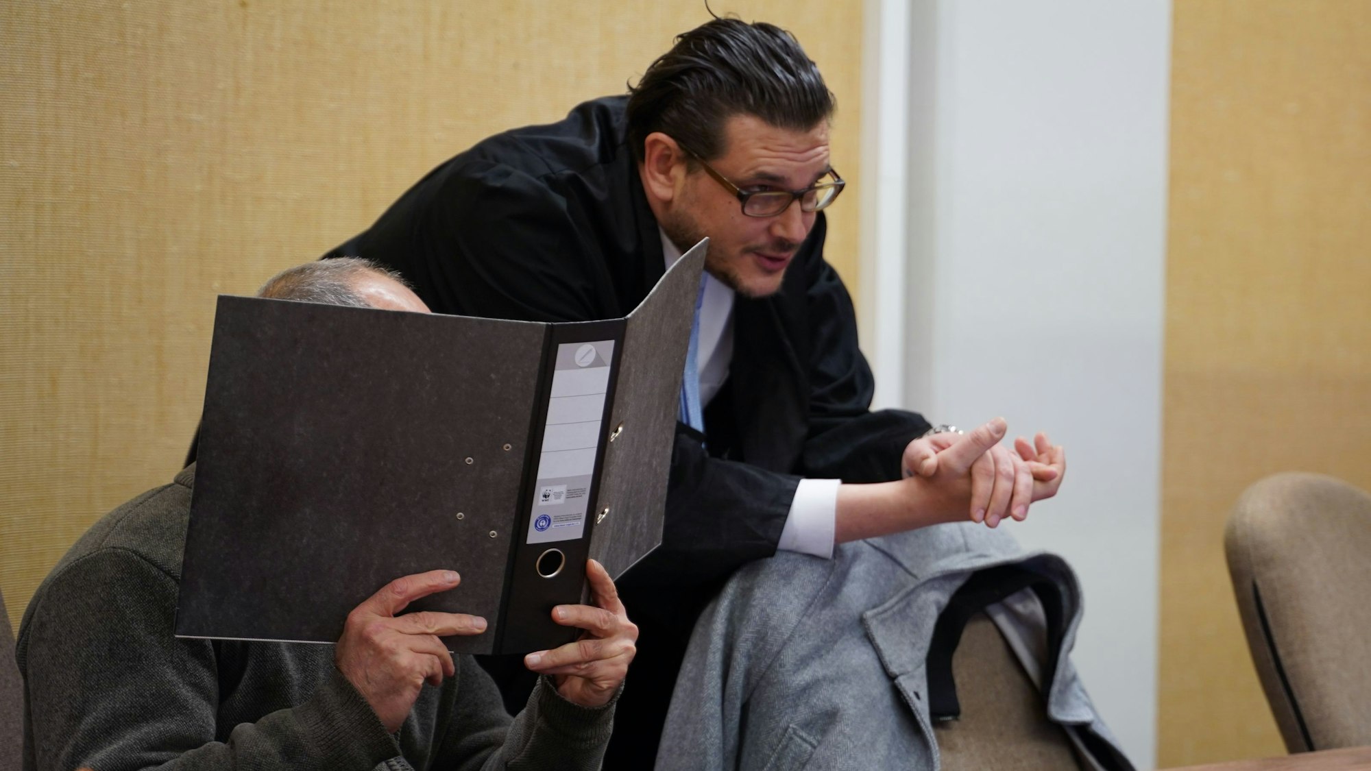 Der Angeklagte gemeinsam mit seinem Verteidiger.