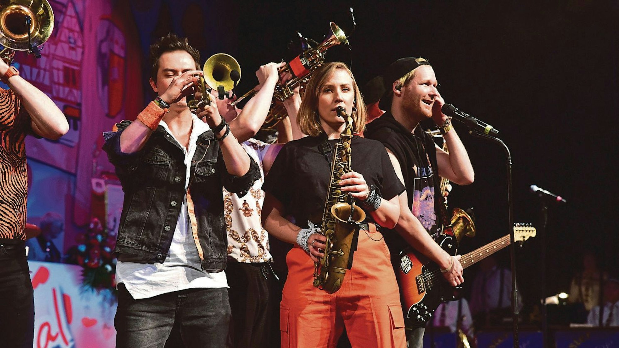 Die Band Querbeat mit ihren Instrumenten auf der Bühne.