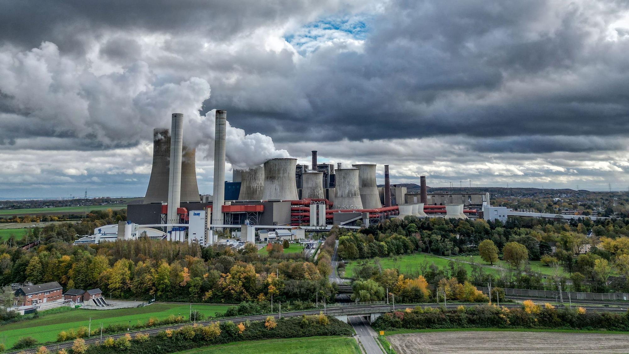 Dampf steigt aus dem RWE-Braunkohlekraftwerk Niederaußem bei Bergheim. Der Energiekonzern hat ein fettes Plus beim Gewinn gemacht. (Symbolbild)
