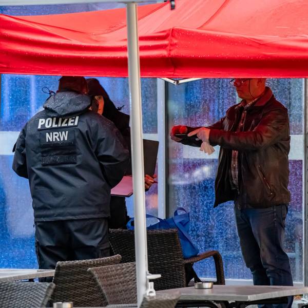 Kriminalisten der Kölner Polizei sichern Spuren.