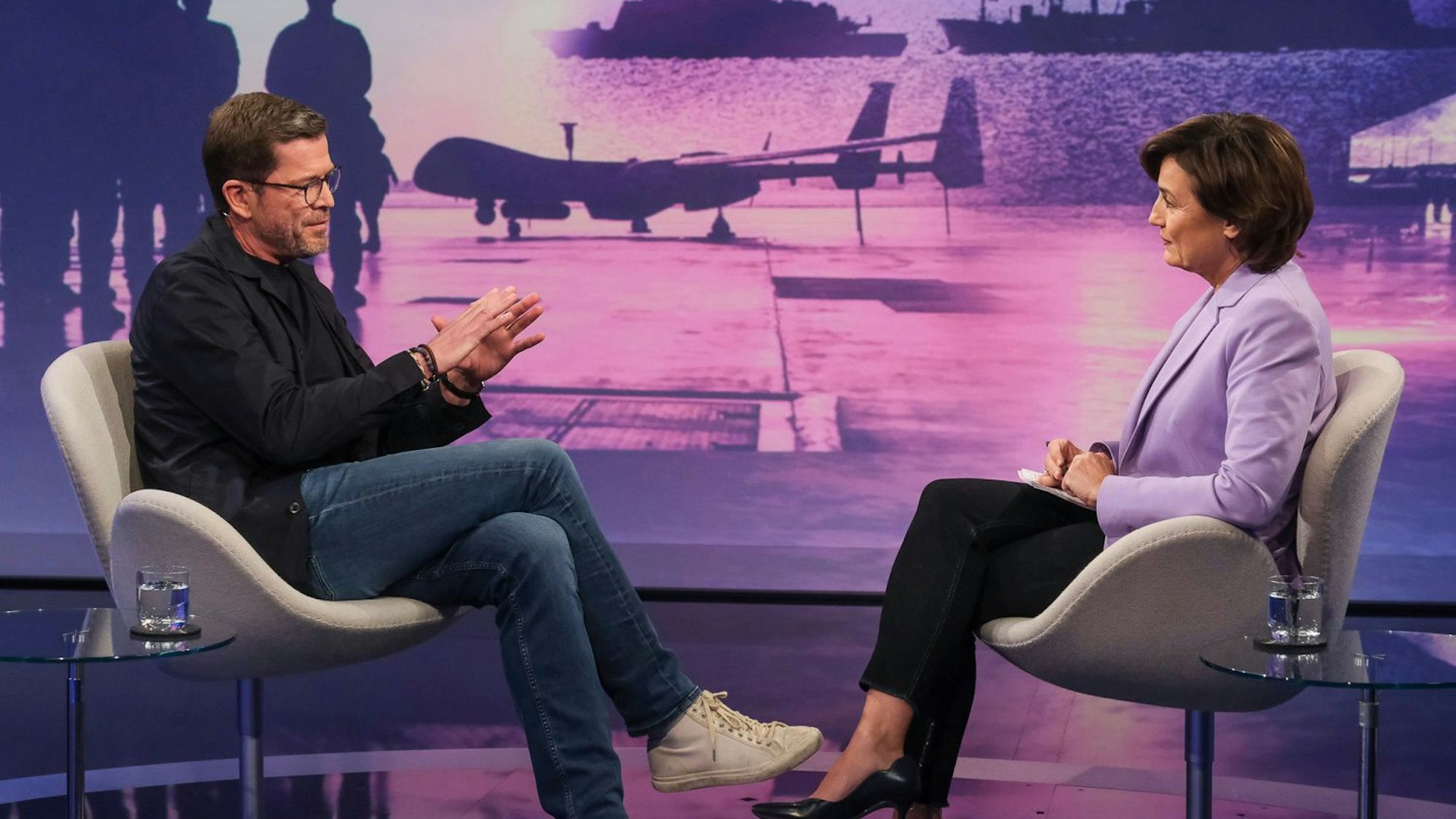 ARD/"maischberger" vom 14.11.2023
abgebildete Personen v.l.n.r. Karl-Theodor zu Guttenberg (CSU, ehemaliger Bundesverteidigungsminister), Sandra Maischberger