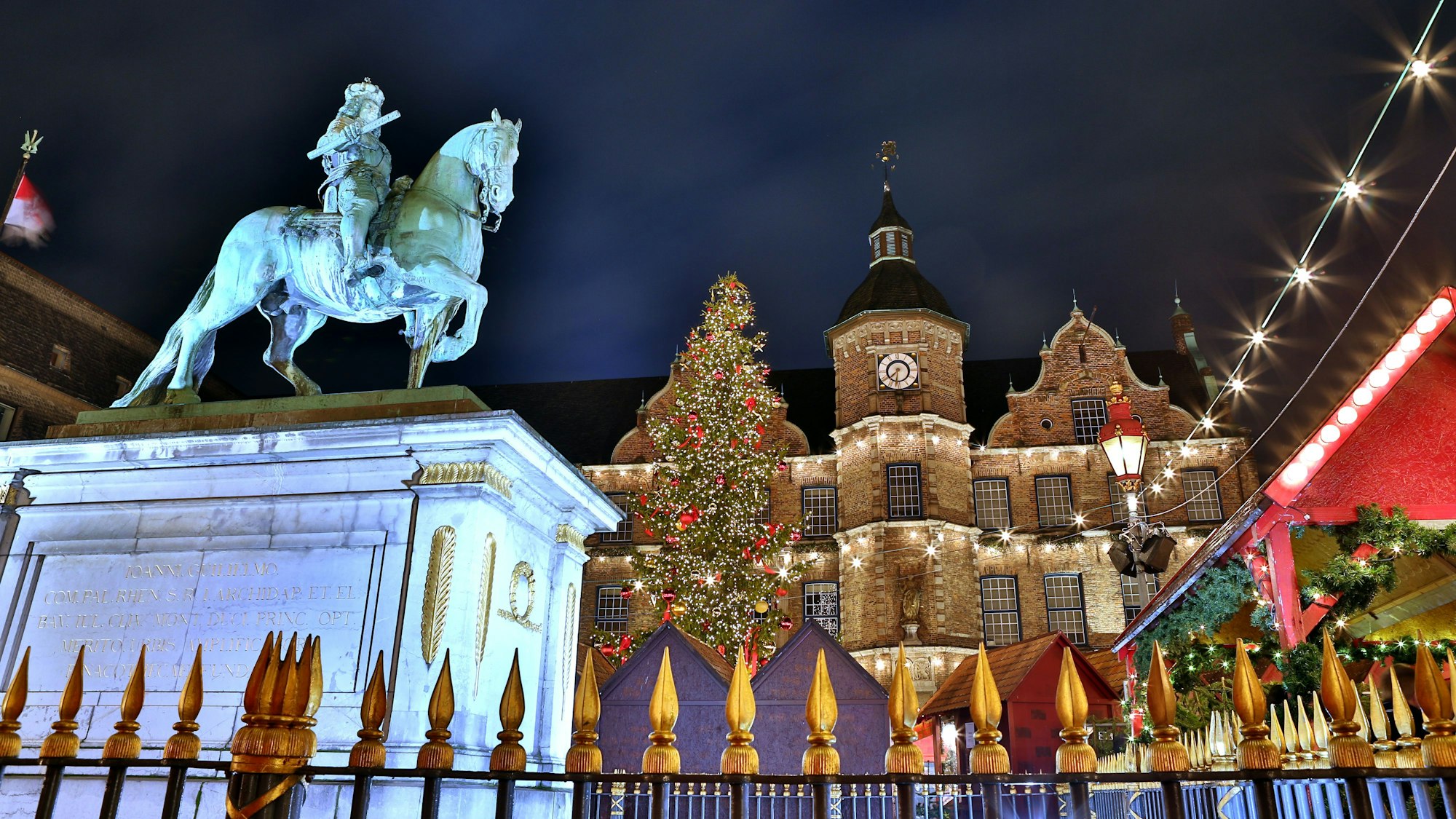 Der Düsseldorfer Weihnachtsmarkt vor dem Rathaus.