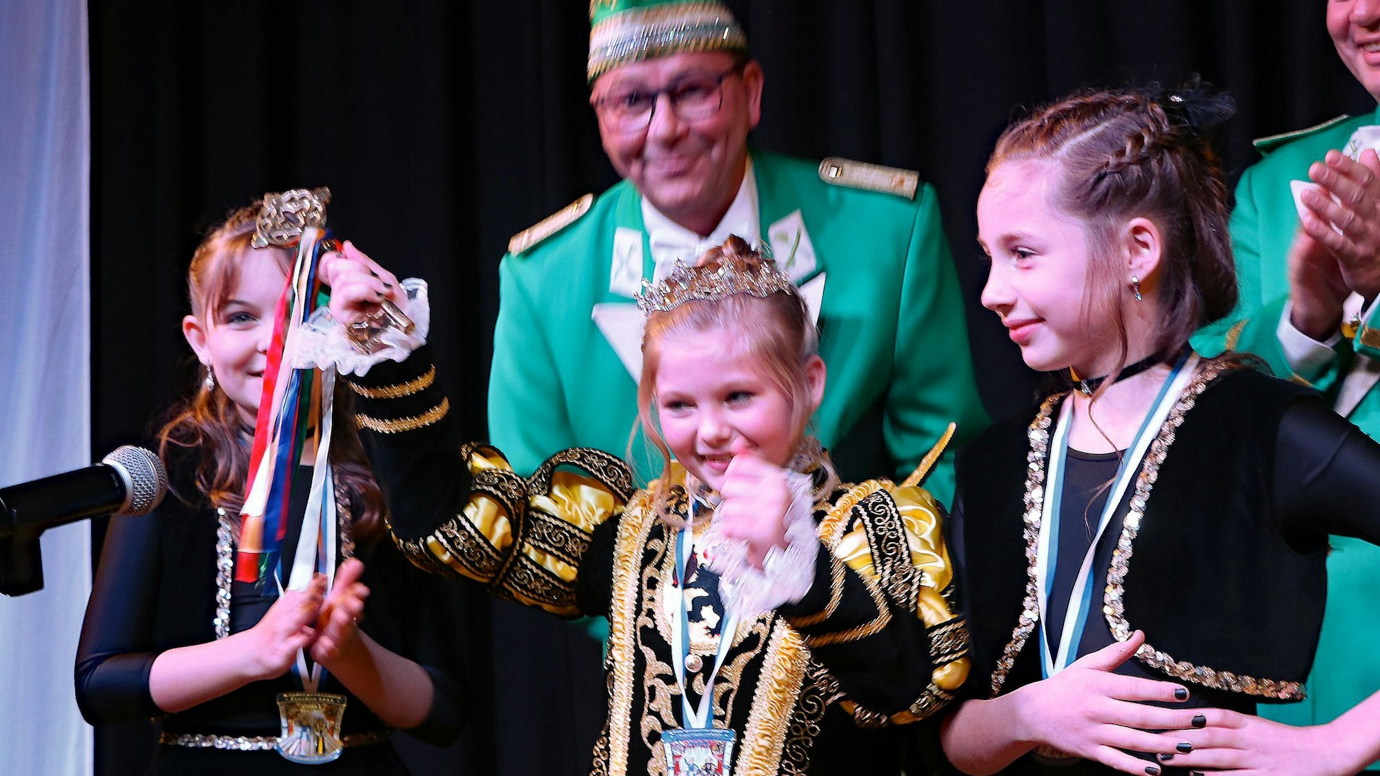 Auf dem Bild ist die neue Kinderprinzessin in Frechen zu sehen.