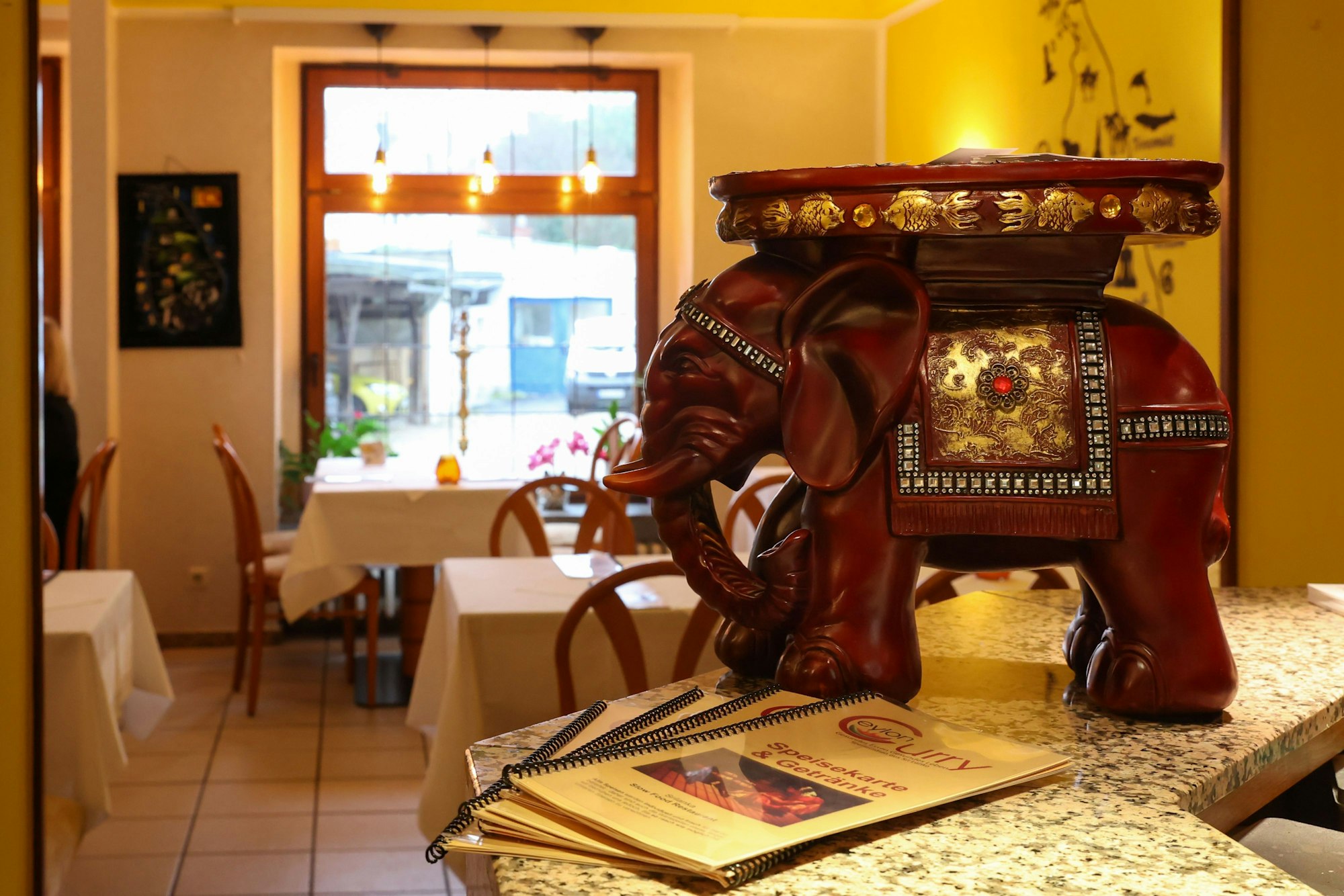 Ein Deko-Elefant steht im Restaurant Ceylon Curry in Leverkusen auf dem Tresen.