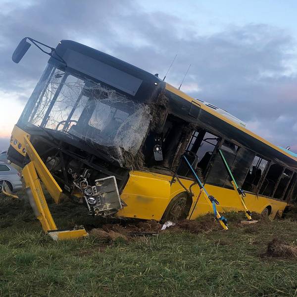 15.11.2023, Bayern, Laberweinting: Ein verunglückter Linienbus liegt im Straßengraben.