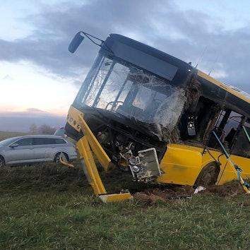 15.11.2023, Bayern, Laberweinting: Ein verunglückter Linienbus liegt im Straßengraben.