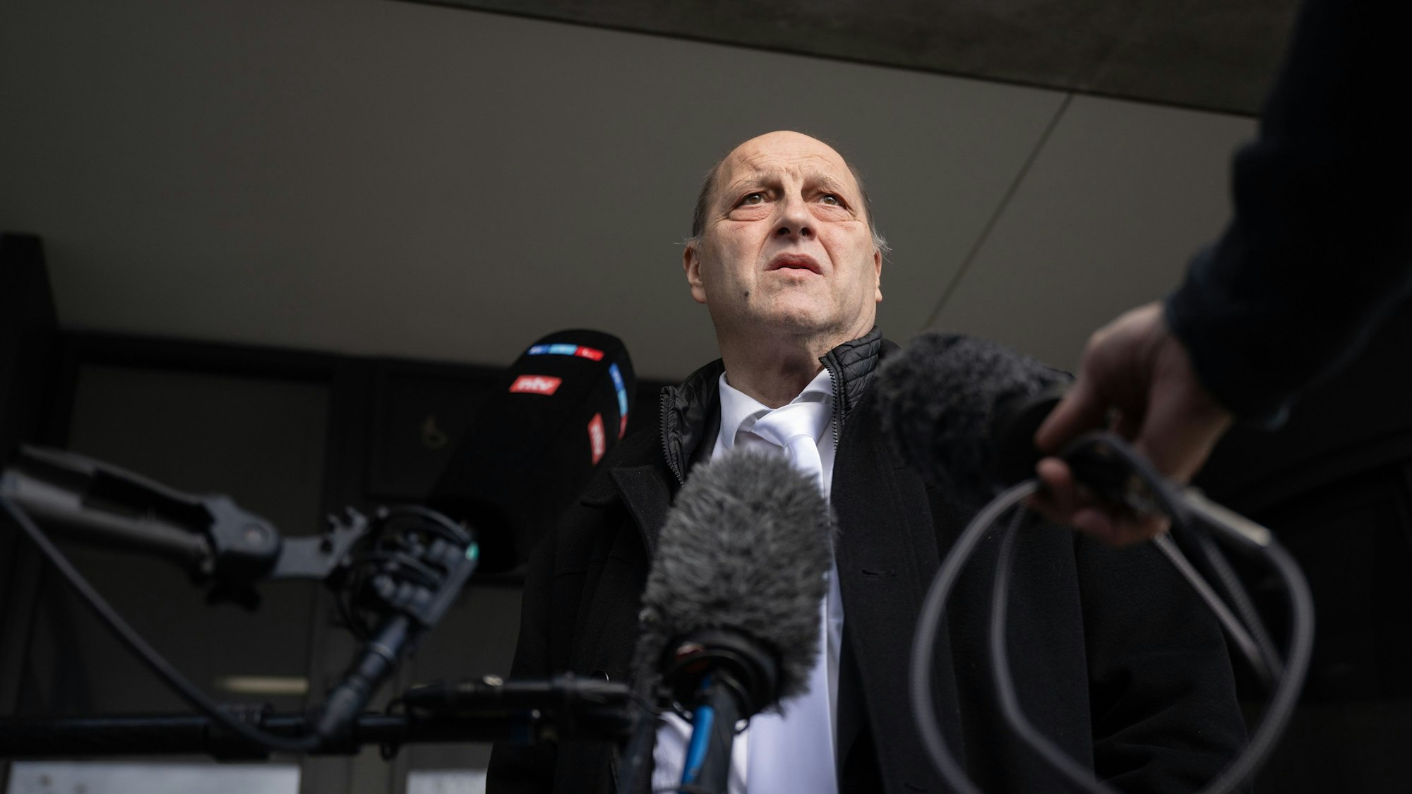 15.11.2023, Baden-Württemberg, Stuttgart: Rechtsanwalt Thomas Seifert gibt nach der Urteilsverkündung im Boxberg-Prozess gegen einen mutmaßlichen "Reichsbürger· vor dem Oberlandesgericht Stuttgart ein Statement. Der Angeklagte soll mit einem Gewehr durch die heruntergelassenen Rollläden mehrere Schüsse auf 14 Polizisten abgegeben haben. Foto: Marijan Murat/dpa +++ dpa-Bildfunk +++