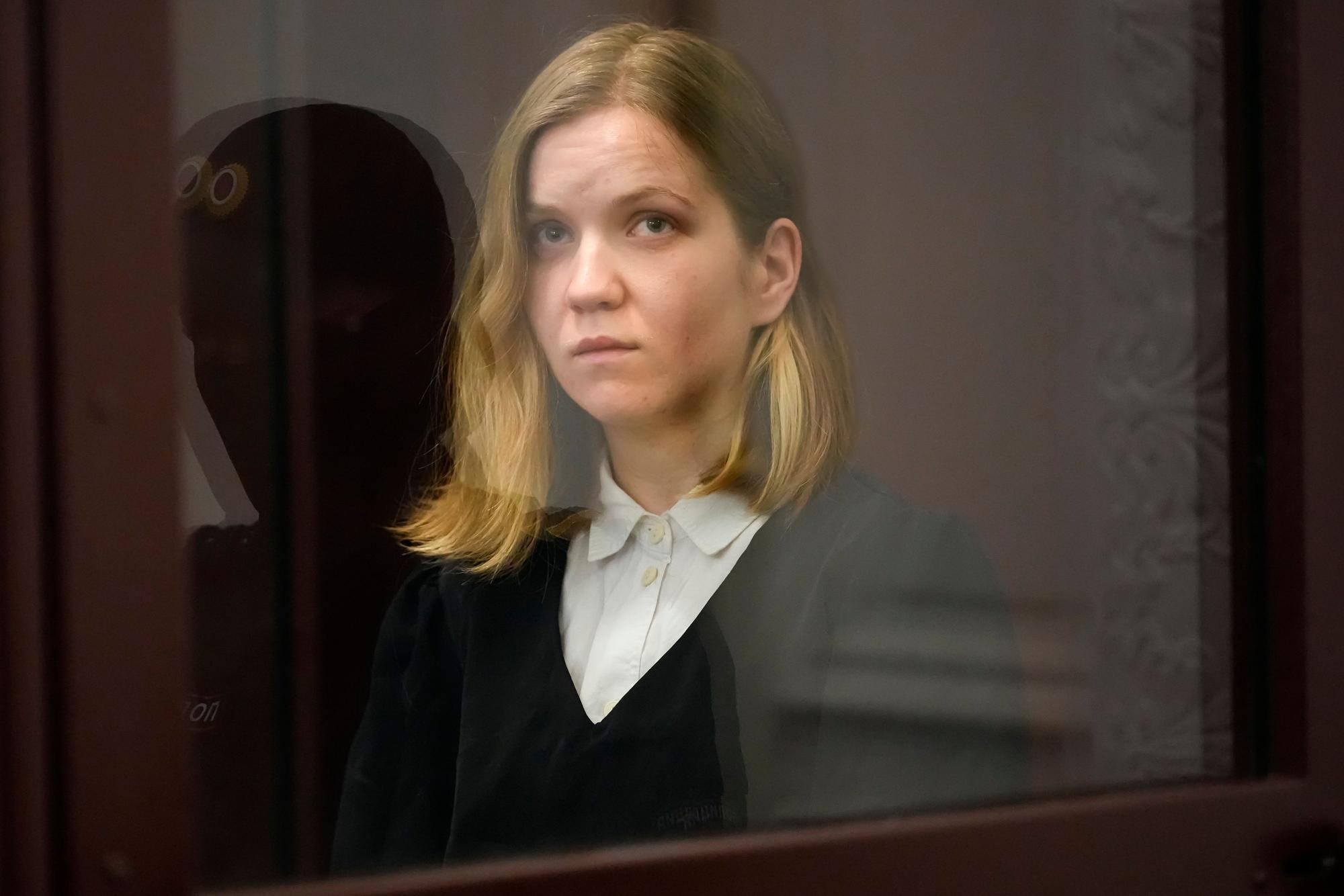 Darya Trepowa erschien am Mittwoch zu Prozessbeginn vor einem Militärgericht in St. Petersburg.
