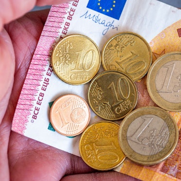 ARCHIV - 26.06.2023, Berlin: Geldscheine und Euromünzen mit dem Wert von 12,41 Euro liegen auf einer Hand.