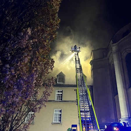 In eienm Gebäude der Steyler Missionare in Sankt Augustin brennt es im Dachgeschoss. Die Feuerwehr Sankt Augustin ist mit der Drehleiter im Einsatz und kämpft gegen die Fammen in dem historischen Gebäude.