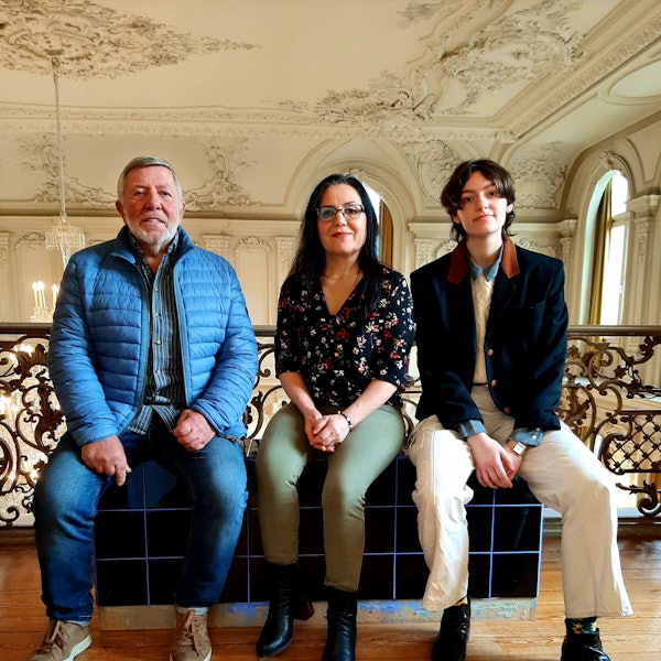 Ausstellung "sein & haben" im Museum Morsbroich. Menschen aus der Stadtgesellschaft kuratierten gemeinsam mit Kuratorin Thekla Zell aus der Sammlung des Museums in Leverkusen heraus je einen eigenen Raum, darunter auch (v.r.) Olive, Gülüzar Büyrü-Yildirim und Rolf Nietzard.