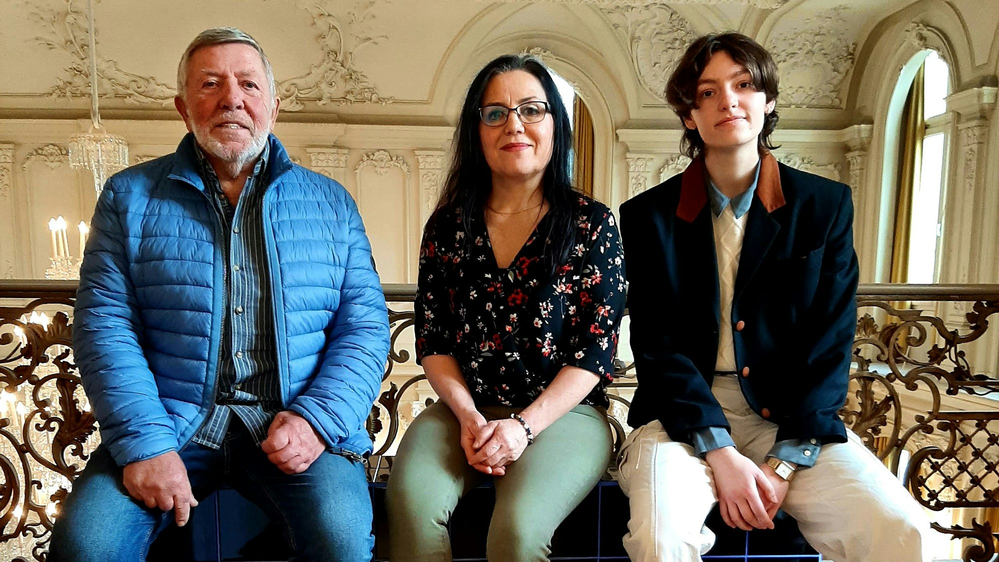 Ausstellung "sein & haben" im Museum Morsbroich. Menschen aus der Stadtgesellschaft kuratierten gemeinsam mit Kuratorin Thekla Zell aus der Sammlung des Museums in Leverkusen heraus je einen eigenen Raum, darunter auch (v.r.) Olive, Gülüzar Büyrü-Yildirim und Rolf Nietzard.