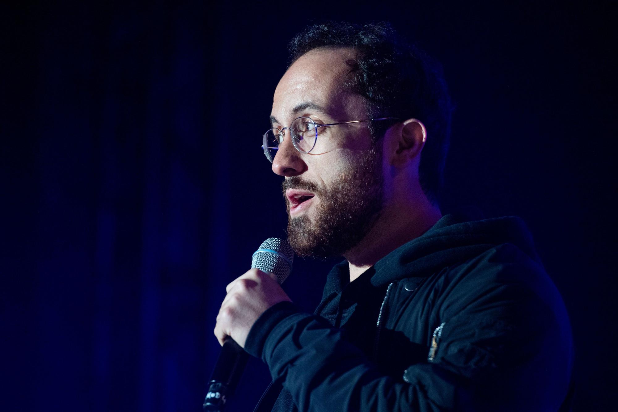 Igor Levit auf einer Bühne mit Mikrofon