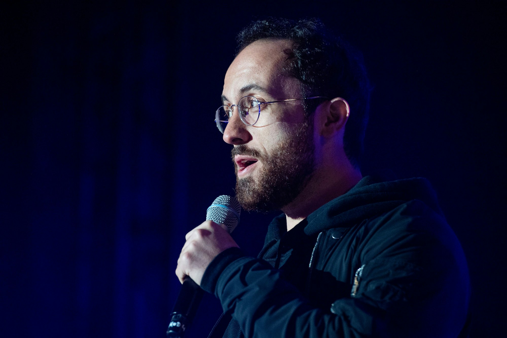 Igor Levit auf einer Bühne mit Mikrofon
