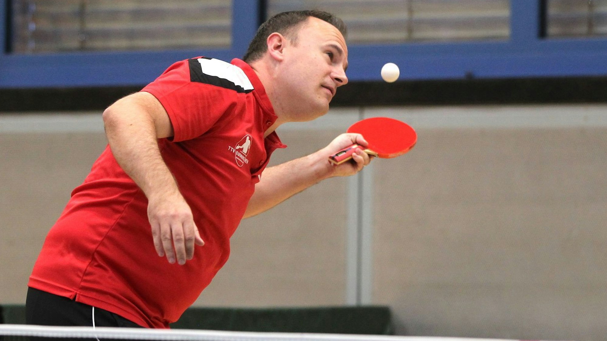 Euskirchens Spieler Michel Büser beim Aufschlag.