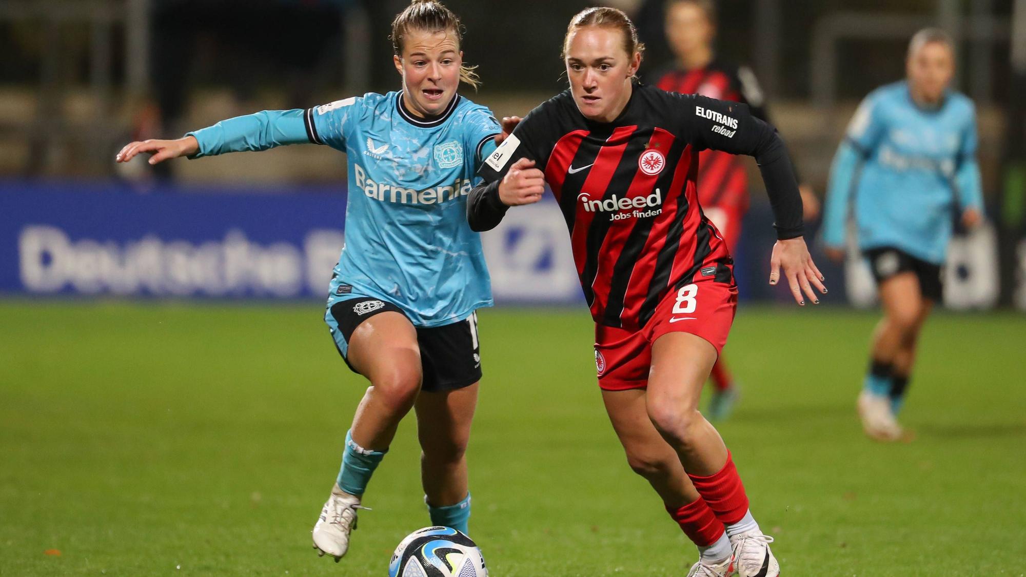 10.11.2023, xusrbx, Fussball 1.Bundesliga Damen, Eintracht Frankfurt Frauen - Bayer 04 Leverkusen emspor, v.l. Kristin Koegel Bayer 04 Leverkusen, 11, Lisanne Graewe Eintracht Frankfurt, 8, DFL/DFB REGULATIONS PROHIBIT ANY USE OF PHOTOGRAPHS as IMAGE SEQUENCES and/or QUASI-VIDEO Frankfurt am Main *** 10 11 2023, xusrbx, Soccer 1 Bundesliga Women, Eintracht Frankfurt Women Bayer 04 Leverkusen emspor, v l Kristin Koegel Bayer 04 Leverkusen, 11 , Lisanne Graewe Eintracht Frankfurt, 8 , DFL DFB REGULATIONS PROHIBIT ANY USE OF PHOTOGRAPHS as IMAGE SEQUENCES and or QUASI VIDEO Frankfurt am Main