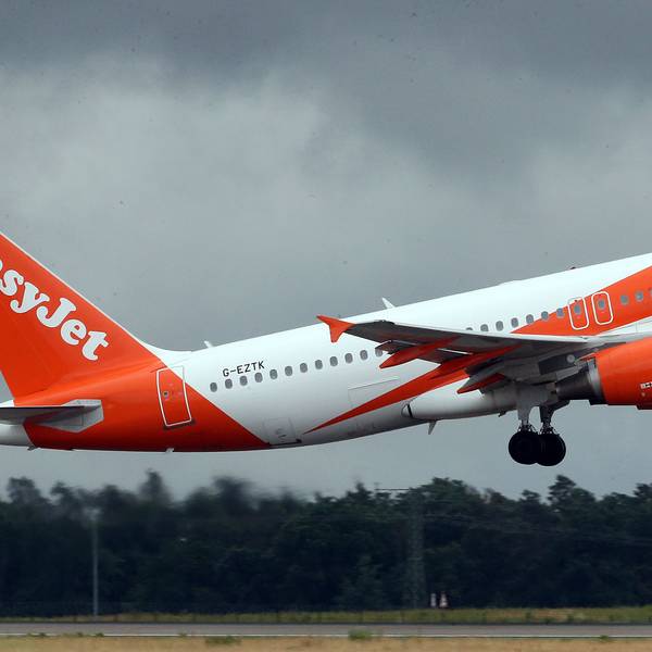 Ein Airbus A320 der britischen Fluggesellschaft Easyjet im Landeanflug während eines Unwetters. Das Flugzeug ist weiß-orange lackiert. (Symbolbild)