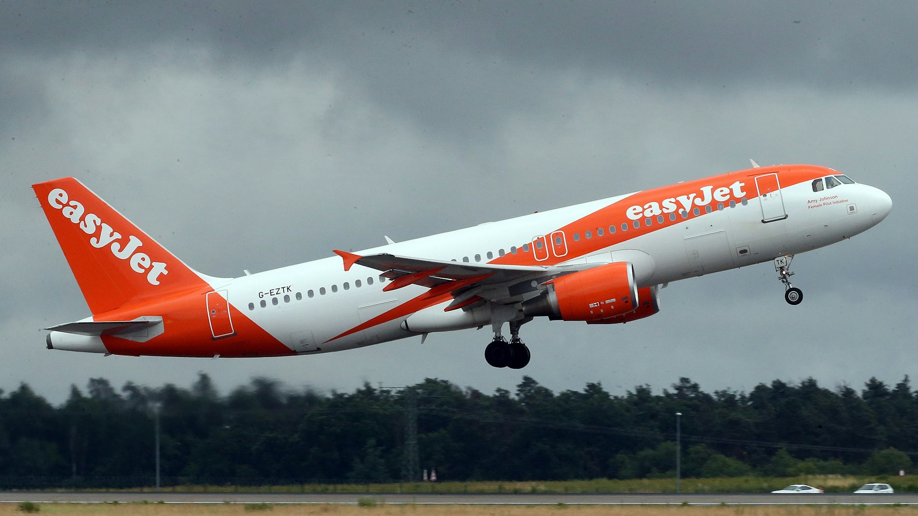 Ein Airbus A320 der Easyjet startet.