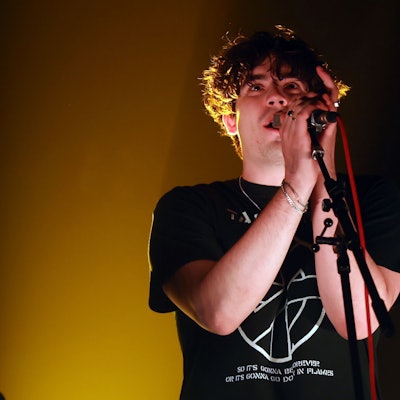 14.11.2023
Köln:
Der junge Stuttgarter Musiker Edwin Rosen hat sich alte Dunkel-Popper wie Joy Division und Grauzone zum Vorbild genommen und geht damit gerade durch die Decke und verkauft dreimal hintereinander das Carlswerk Victoria aus.