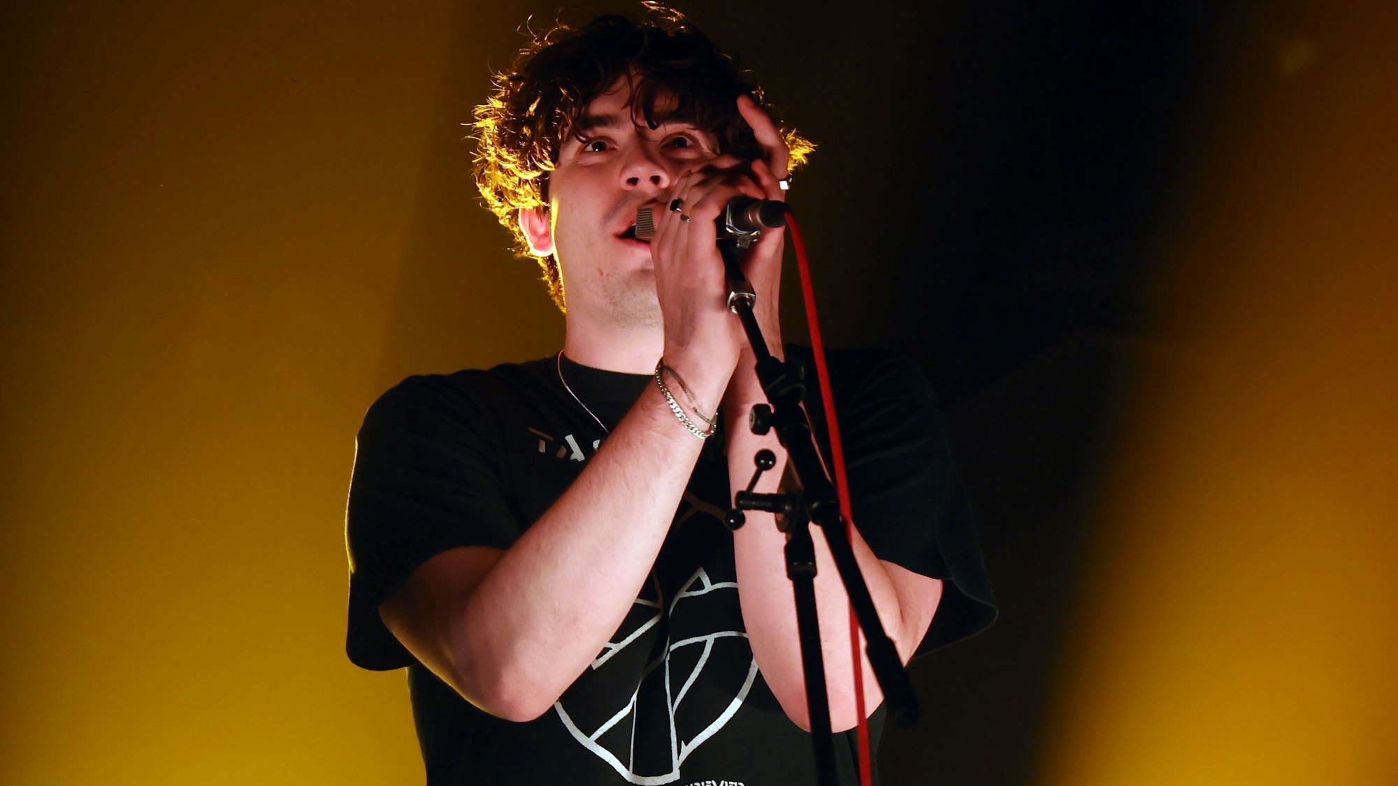 14.11.2023
Köln:
Der junge Stuttgarter Musiker Edwin Rosen hat sich alte Dunkel-Popper wie Joy Division und Grauzone zum Vorbild genommen und geht damit gerade durch die Decke und verkauft dreimal hintereinander das Carlswerk Victoria aus.