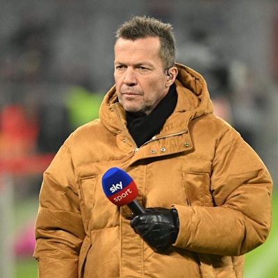 Lothar Matthäus mit Winterjacke bei einem Einsatz als TV-Experte.