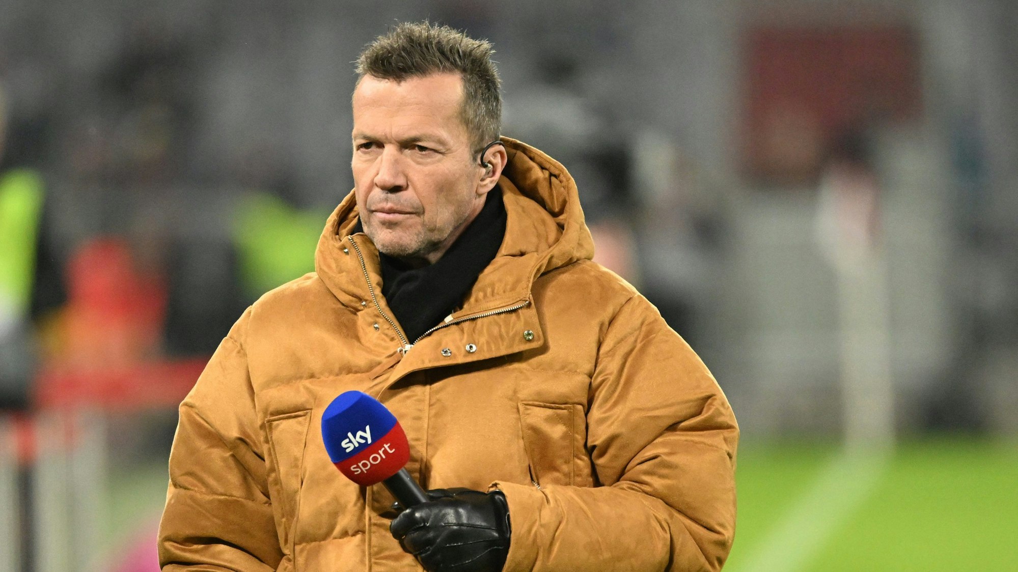 Lothar Matthäus mit Winterjacke bei einem Einsatz als TV-Experte.