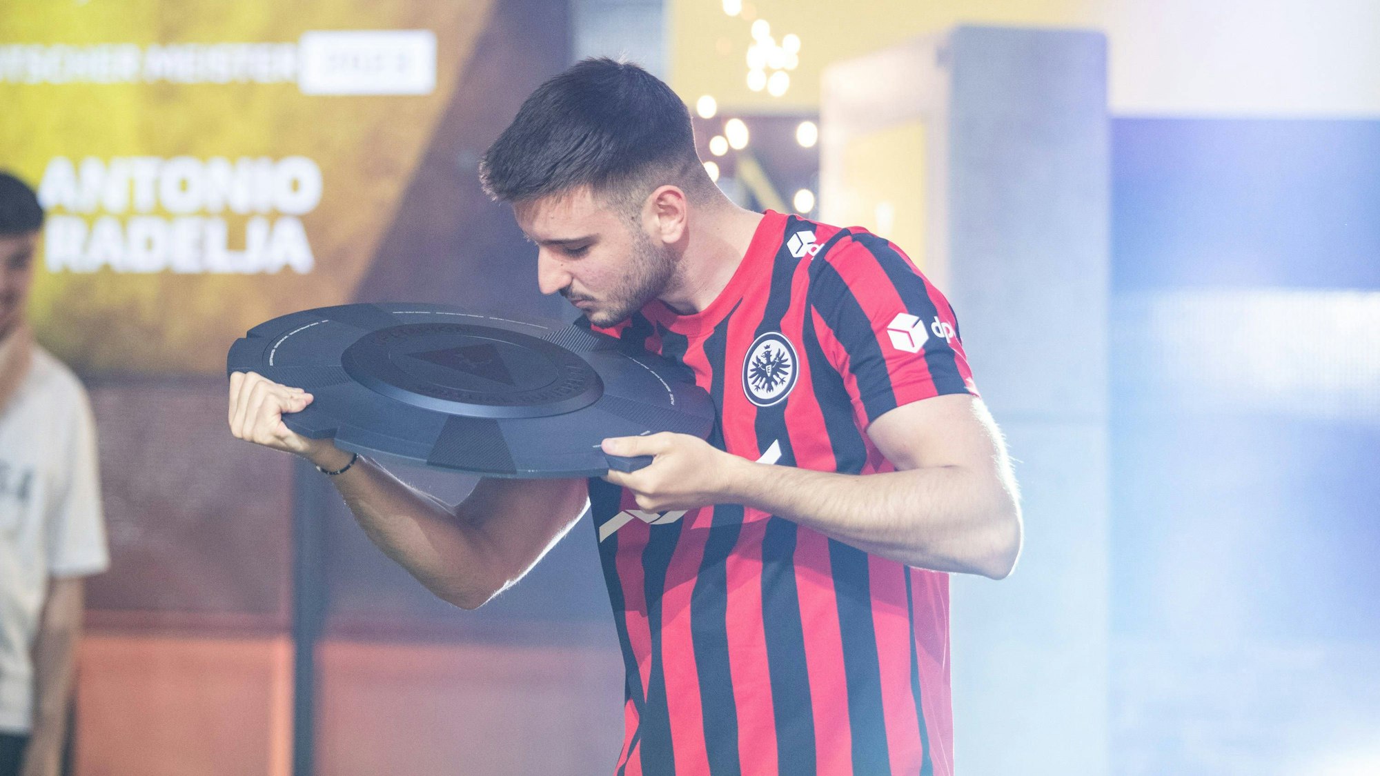 Grand Final der Virtual Bundesliga 2023 Antonio Radelja AntonioRadelja, Eintracht Franfurt mit Meisterschale der Grand Final der Virtual Bundesliga 2023 Grand Final der Virtual Bundesliga 2023, Koeln, Strassenkickerbase, 10.06.2023 *** Grand Final of the Virtual Bundesliga 2023 Antonio Radelja AntonioRadelja, Eintracht Franfurt with championship trophy of the Grand Final of the Virtual Bundesliga 2023 Grand Final of the Virtual Bundesliga 2023, Koeln, Strassenkickerbase, 10 06 2023 Copyright: xBEAUTIFULxSPORTS/Buriakovx