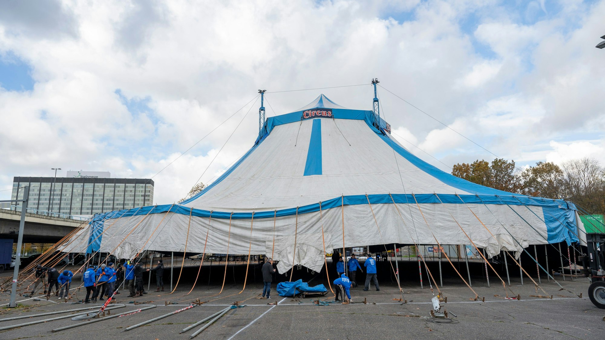 Zu sehen sind die Aufbauarbeiten des Kölner Weihnachtscircus an der Zoobrücke.