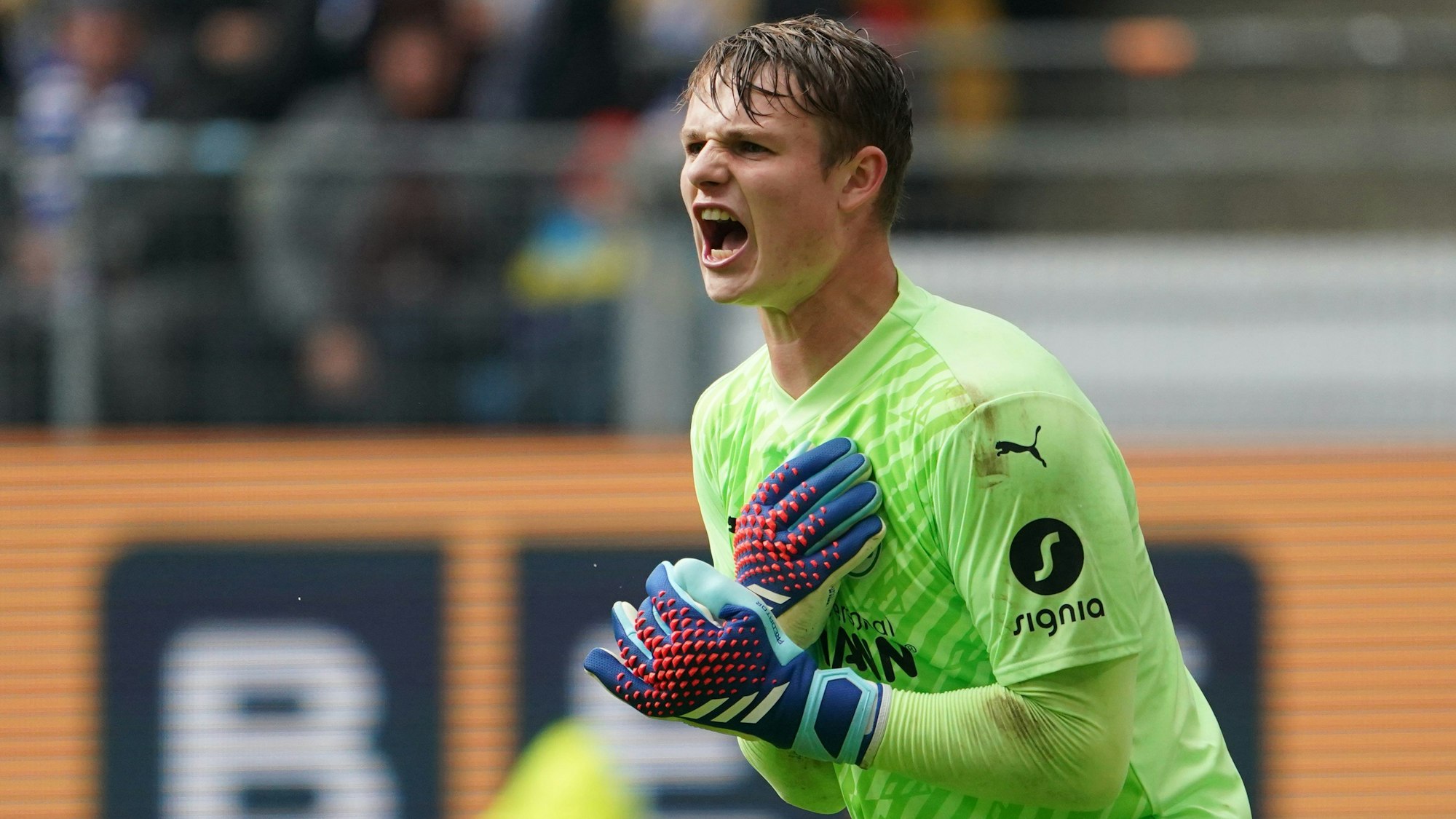 21.10.2023, Hamburg: Fußball: 2. Bundesliga, 10. Spieltag, Hamburger SV - SpVgg Greuther Fürth, im Volksparkstadion. Fürths Torwart Jonas Urbig in Aktion. Foto: Marcus Brandt/dpa - WICHTIGER HINWEIS: Gemäß den Vorgaben der DFL Deutsche Fußball Liga bzw. des DFB Deutscher Fußball-Bund ist es untersagt, in dem Stadion und/oder vom Spiel angefertigte Fotoaufnahmen in Form von Sequenzbildern und/oder videoähnlichen Fotostrecken zu verwerten bzw. verwerten zu lassen. +++ dpa-Bildfunk +++