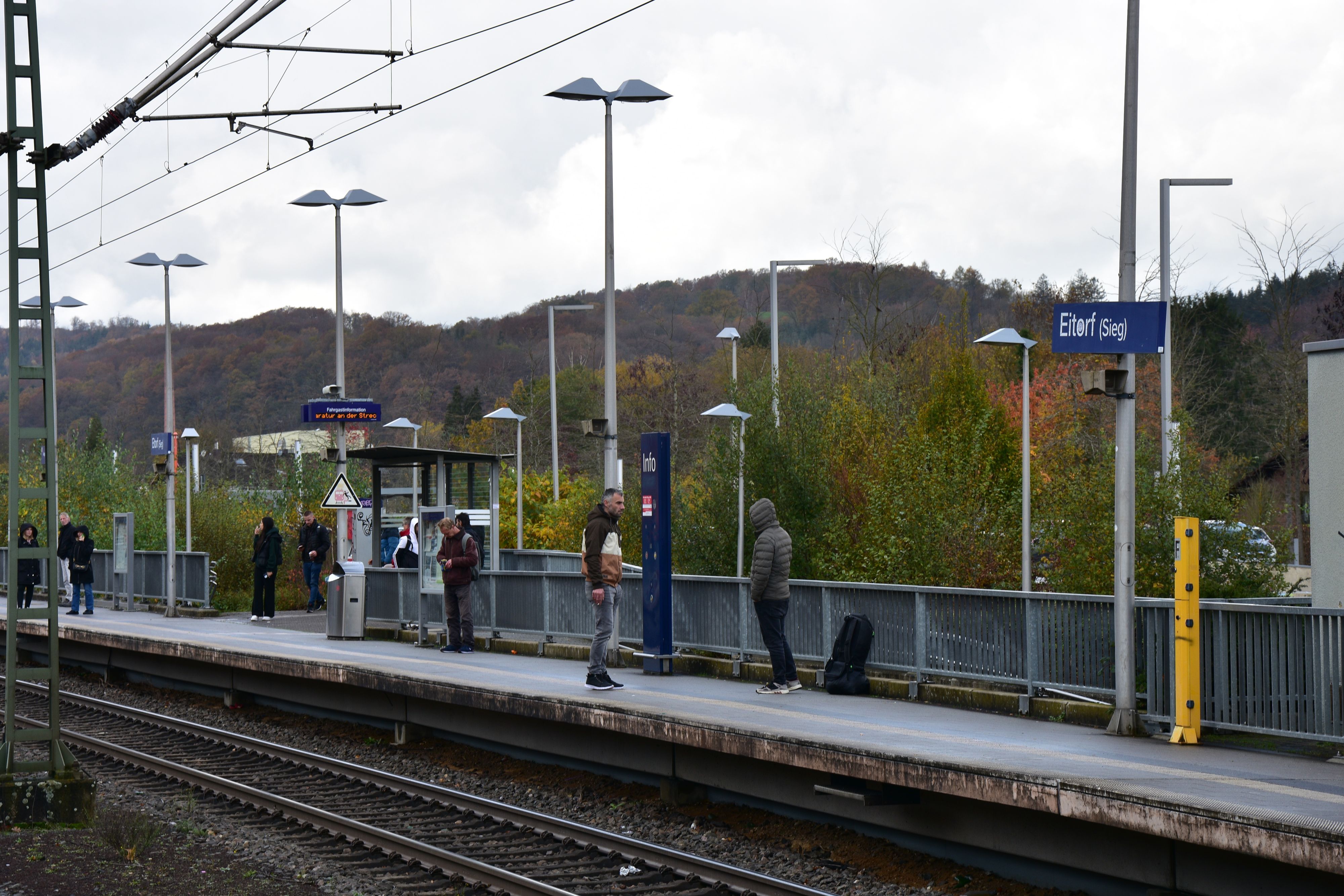 Pendler und Bahnreisende, wie hier am Bahnhof Eitorf, trifft der Warnstreik hart.