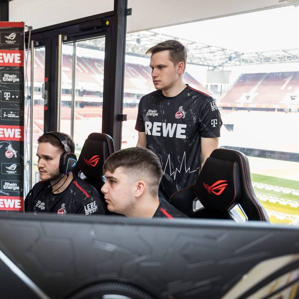 Medienrunde bevestor Virtual Bundesliga 1. FC Koeln 25.03.2022 Trainingseinheiten in der neuen eSports Lounge im RheinEnergie Stadion: Tim TheStrxngeR Katnawatos mit Headset, Denis Denis Mueller und Lukas Idealz Schmandt Coach, stehend Medienrunde bevestor Virtual Bundesliga 1. FC Koeln eSports Lounge RheinEnergie Stadion, Koeln *** Media round bevestor Virtual Bundesliga 1 FC Koeln 25 03 2022 training sessions in the new eSports Lounge at RheinEnergie Stadion Tim TheStrxngeR Katnawatos with headset , Denis Denis Mueller and Lukas Idealz Schmandt Coach, standing Media round bevestor Virtual Bundesliga 1 FC Koeln eSports Lounge RheinEnergie Stadion, Koeln Copyright: xBEAUTIFULxSPORTS/Wunderlx