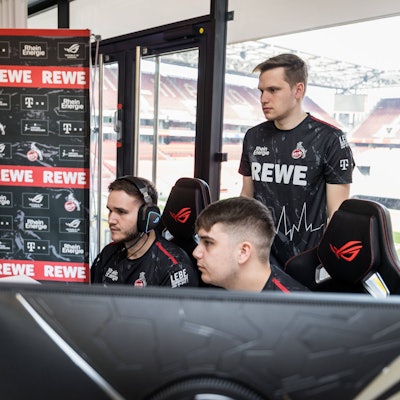Medienrunde bevestor Virtual Bundesliga 1. FC Koeln 25.03.2022 Trainingseinheiten in der neuen eSports Lounge im RheinEnergie Stadion: Tim TheStrxngeR Katnawatos mit Headset, Denis Denis Mueller und Lukas Idealz Schmandt Coach, stehend Medienrunde bevestor Virtual Bundesliga 1. FC Koeln eSports Lounge RheinEnergie Stadion, Koeln *** Media round bevestor Virtual Bundesliga 1 FC Koeln 25 03 2022 training sessions in the new eSports Lounge at RheinEnergie Stadion Tim TheStrxngeR Katnawatos with headset , Denis Denis Mueller and Lukas Idealz Schmandt Coach, standing Media round bevestor Virtual Bundesliga 1 FC Koeln eSports Lounge RheinEnergie Stadion, Koeln Copyright: xBEAUTIFULxSPORTS/Wunderlx