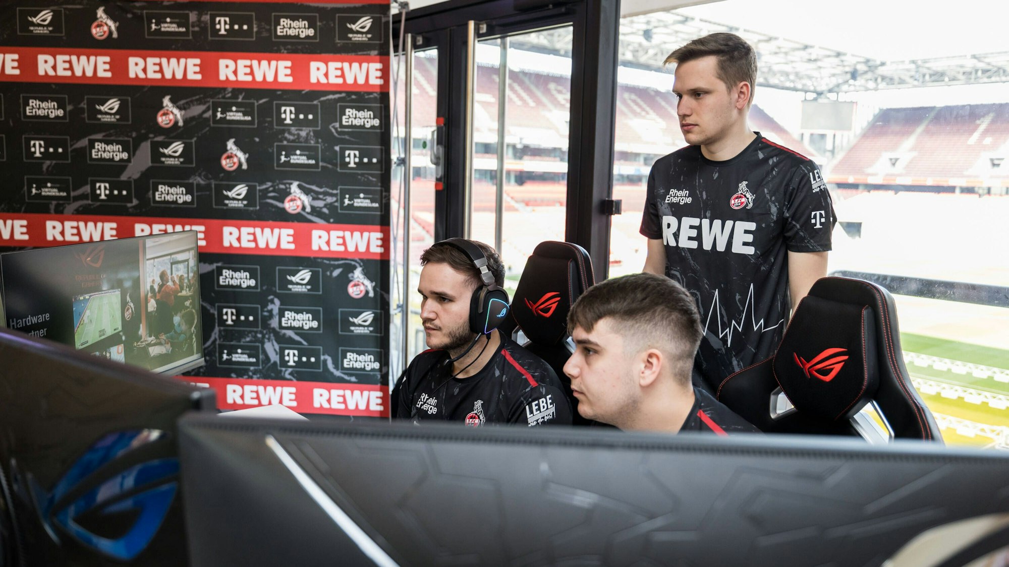 Medienrunde bevestor Virtual Bundesliga 1. FC Koeln 25.03.2022 Trainingseinheiten in der neuen eSports Lounge im RheinEnergie Stadion: Tim TheStrxngeR Katnawatos mit Headset, Denis Denis Mueller und Lukas Idealz Schmandt Coach, stehend Medienrunde bevestor Virtual Bundesliga 1. FC Koeln eSports Lounge RheinEnergie Stadion, Koeln *** Media round bevestor Virtual Bundesliga 1 FC Koeln 25 03 2022 training sessions in the new eSports Lounge at RheinEnergie Stadion Tim TheStrxngeR Katnawatos with headset , Denis Denis Mueller and Lukas Idealz Schmandt Coach, standing Media round bevestor Virtual Bundesliga 1 FC Koeln eSports Lounge RheinEnergie Stadion, Koeln Copyright: xBEAUTIFULxSPORTS/Wunderlx