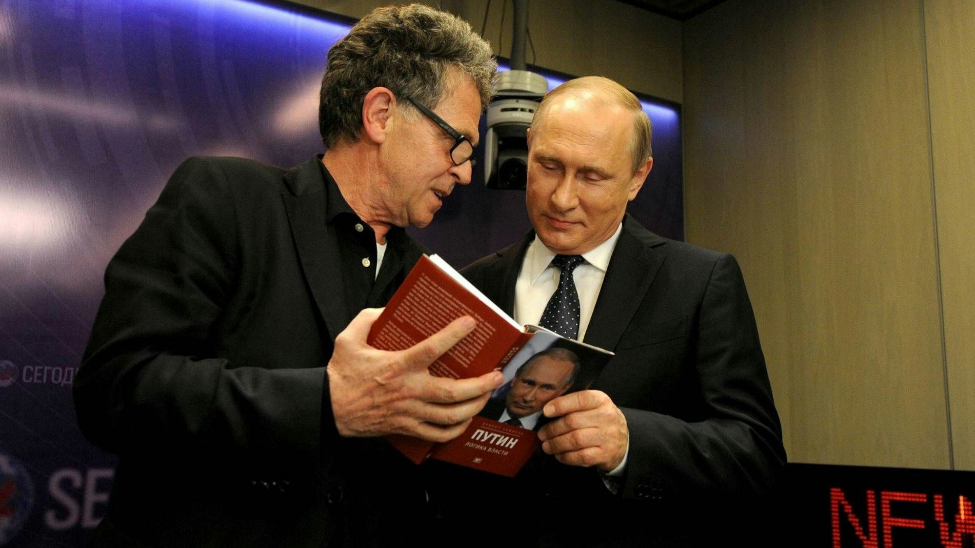 Der russische Präsident Wladimir Putin (rechts) bei der Vorstellung des Buches Putin: Die Logik der Macht des deutschen Journalisten Hubert Seipel.