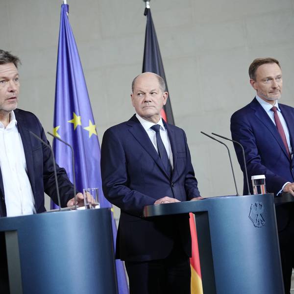 Christian Lindner (r.), Olaf Scholz (M.) und Robert Habeck geben ein Pressestatement nach dem Urteil des Bundesverfassungsgerichts zum Nachtragshaushalt 2021.