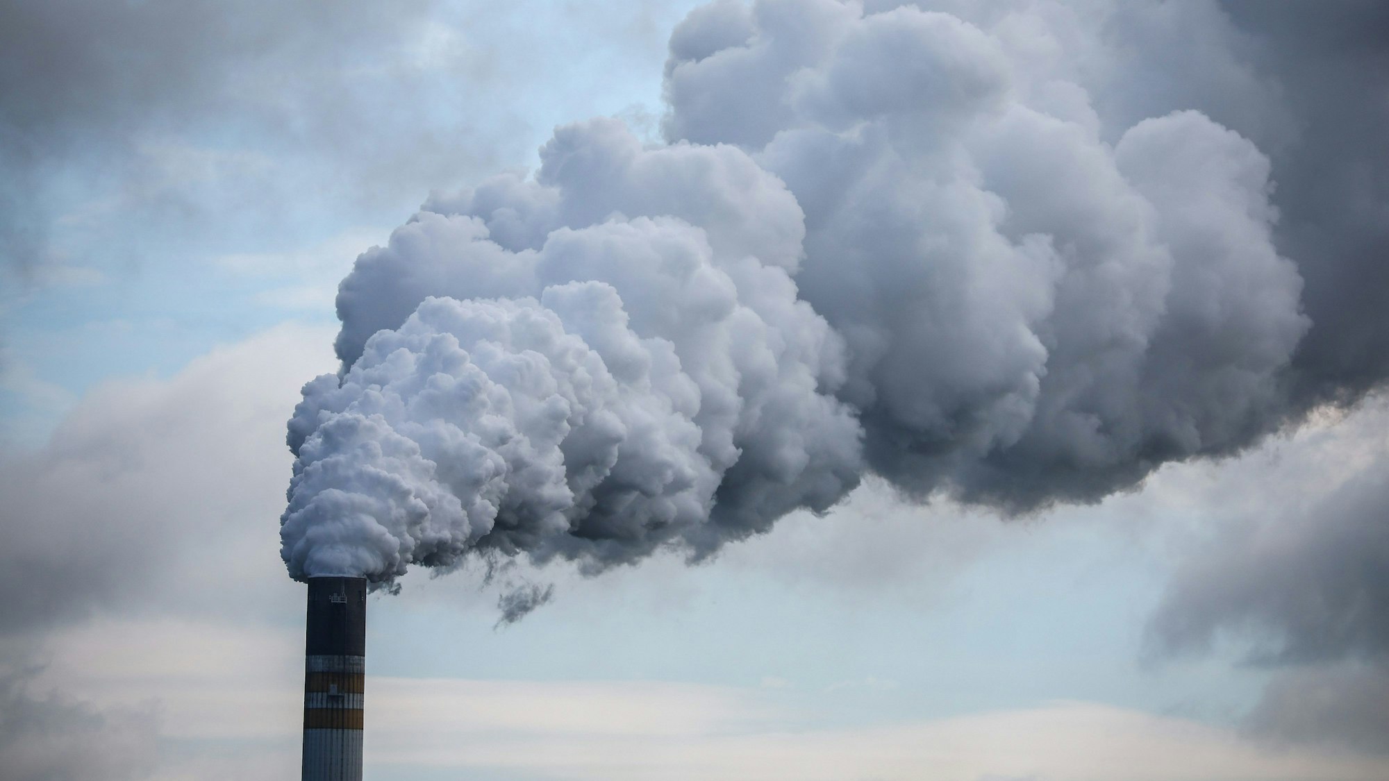 Qualm strömt aus dem Schornstein des Braunkohlekraftwerks Schkopau.