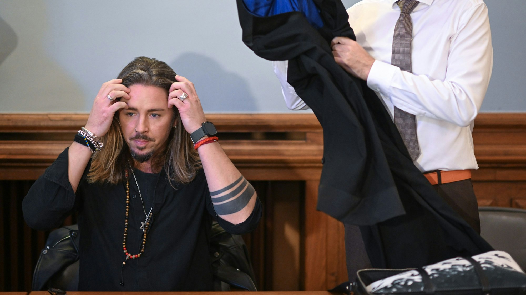 Gil Ofarim (l.) sitzt im Saal des Landgerichts in Leipzig neben seinem Rechtsanwalt Alexander Stevens.