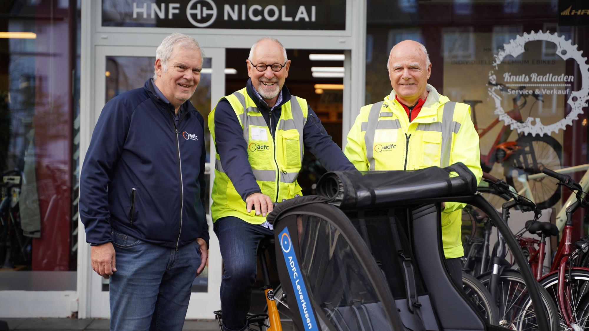 Olf Awater, Uwe Witte und Kurt Krefft (v.l.) vom ADFC stellen ihr neues Lastenfahrrad für Leverkusen vor.