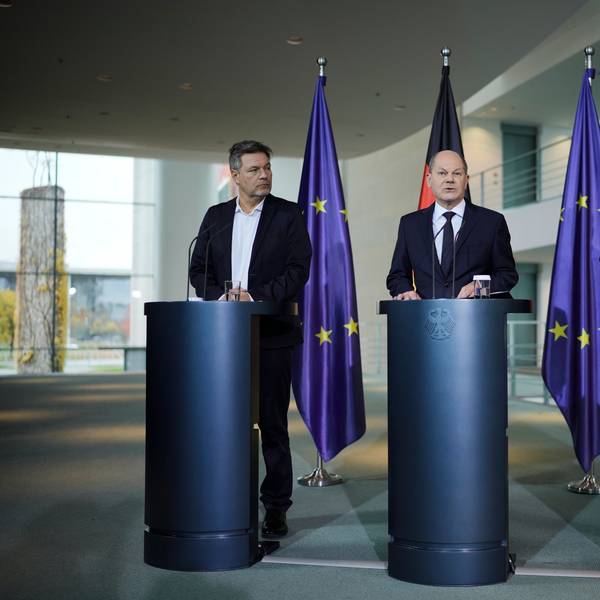 Olaf Scholz (M.), Robert Habeck (l.) und Christian Lindner geben ein Statement zum Urteil des Bundesverfassungsgerichts ab.