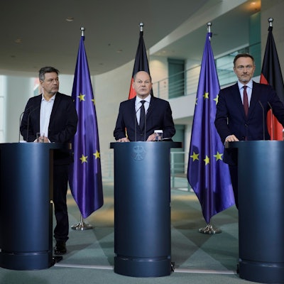 Olaf Scholz (M.), Robert Habeck (l.) und Christian Lindner geben ein Statement zum Urteil des Bundesverfassungsgerichts ab.