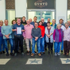 Gruppenbild vor einem Restaurant