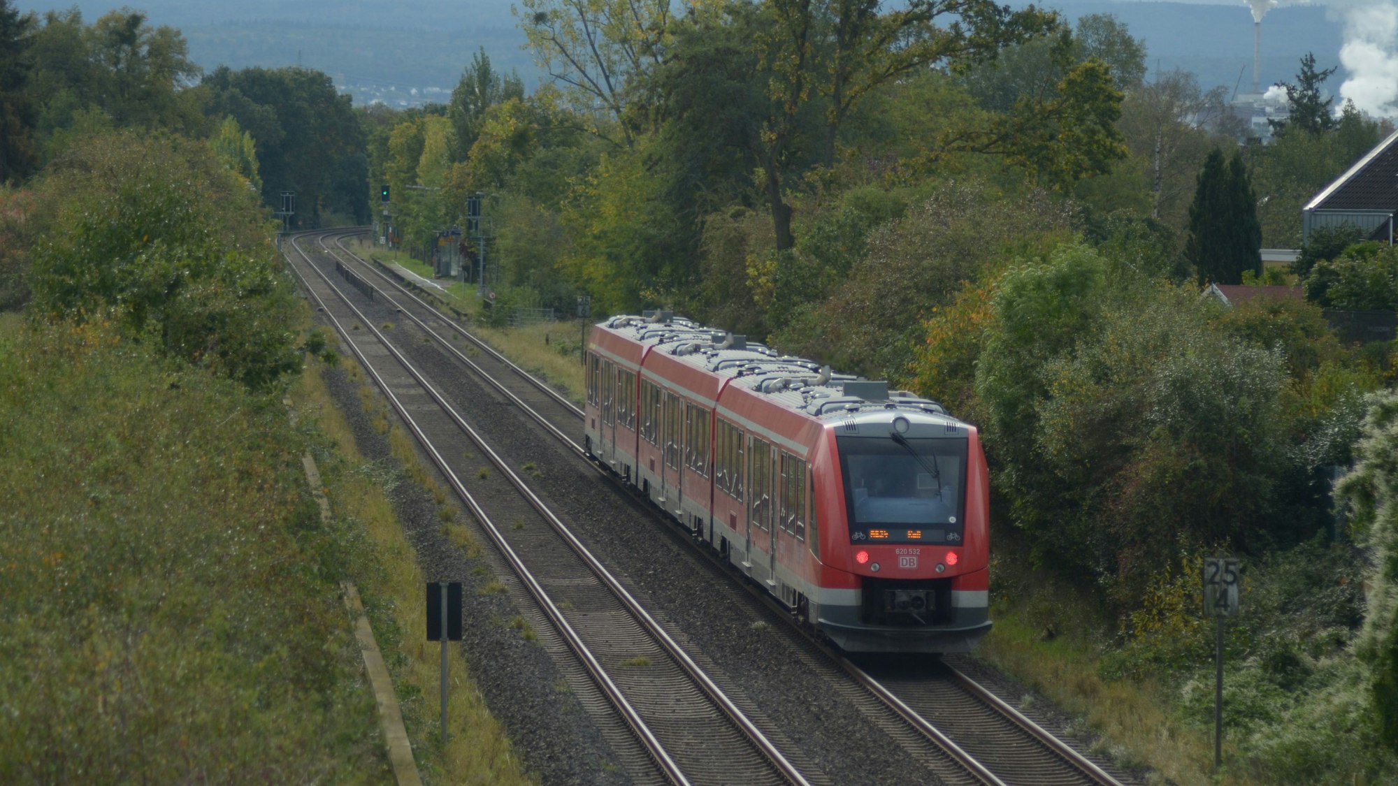 Eine Regionalbahn ist auf der Strecke zwischen Euskirchen und Köln unterwegs.
