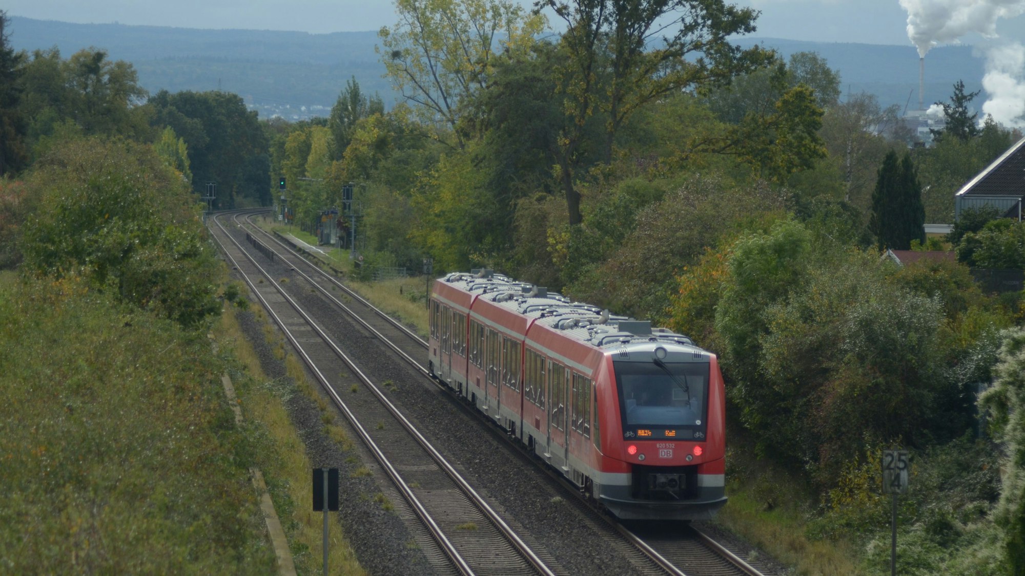 Die Eifelbahn auf der Strecke zwischen den Bahnhöfen Derkum und Großbüllesheim in der Nähe von Wüschheim.