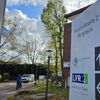 Ein Schild weist das dahinter stehende Gebäude als Krankenhaus aus.