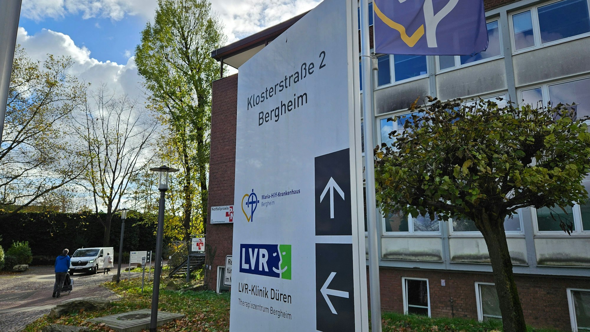 Ein Schild weist das dahinter stehende Gebäude als Krankenhaus aus.