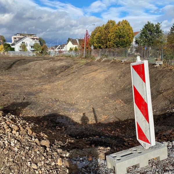 Zu sehen ist die Brache, auf der die Feuerwache entstehen soll.