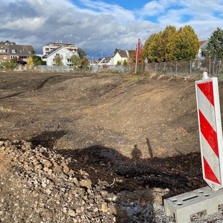 Zu sehen ist die Brache, auf der die Feuerwache entstehen soll.