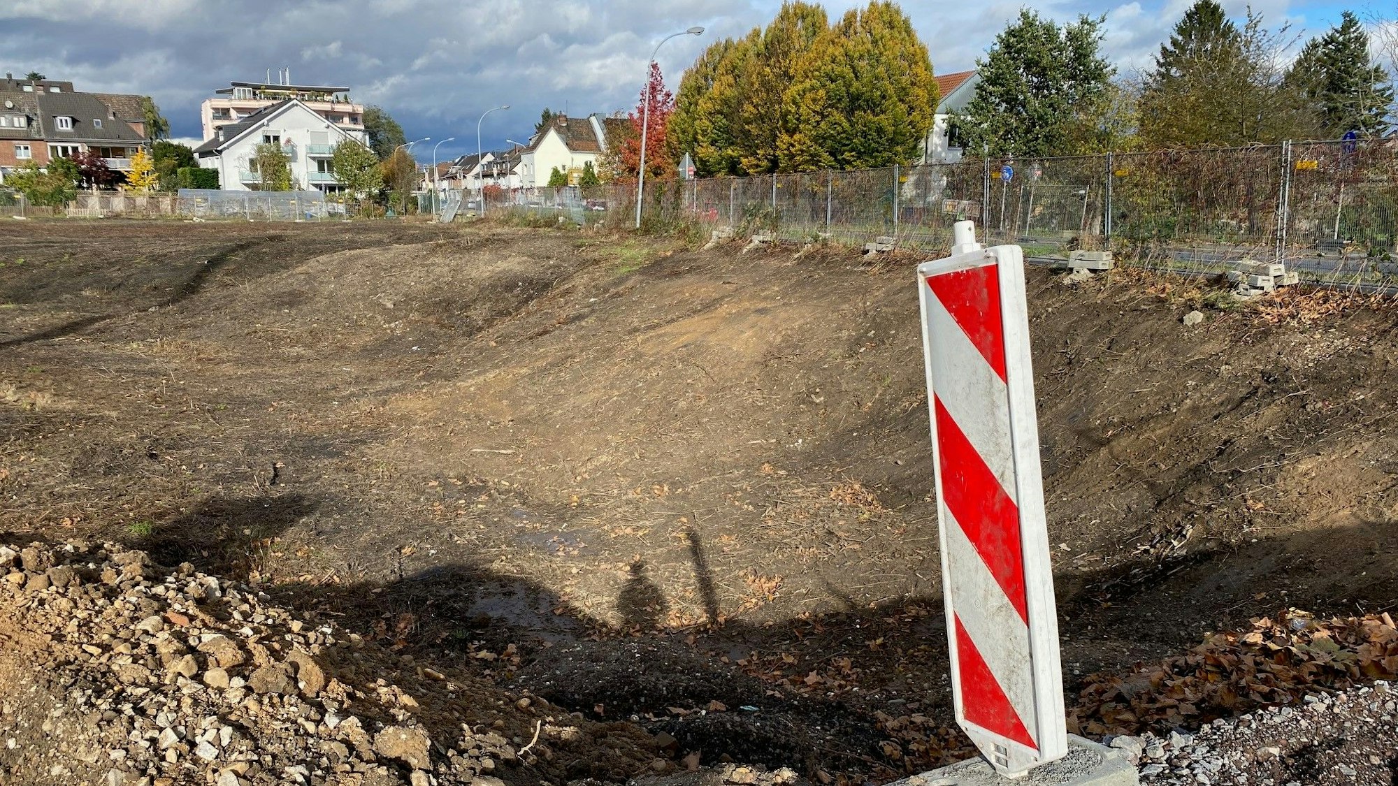 Zu sehen ist die Brache, auf der die Feuerwache entstehen soll.